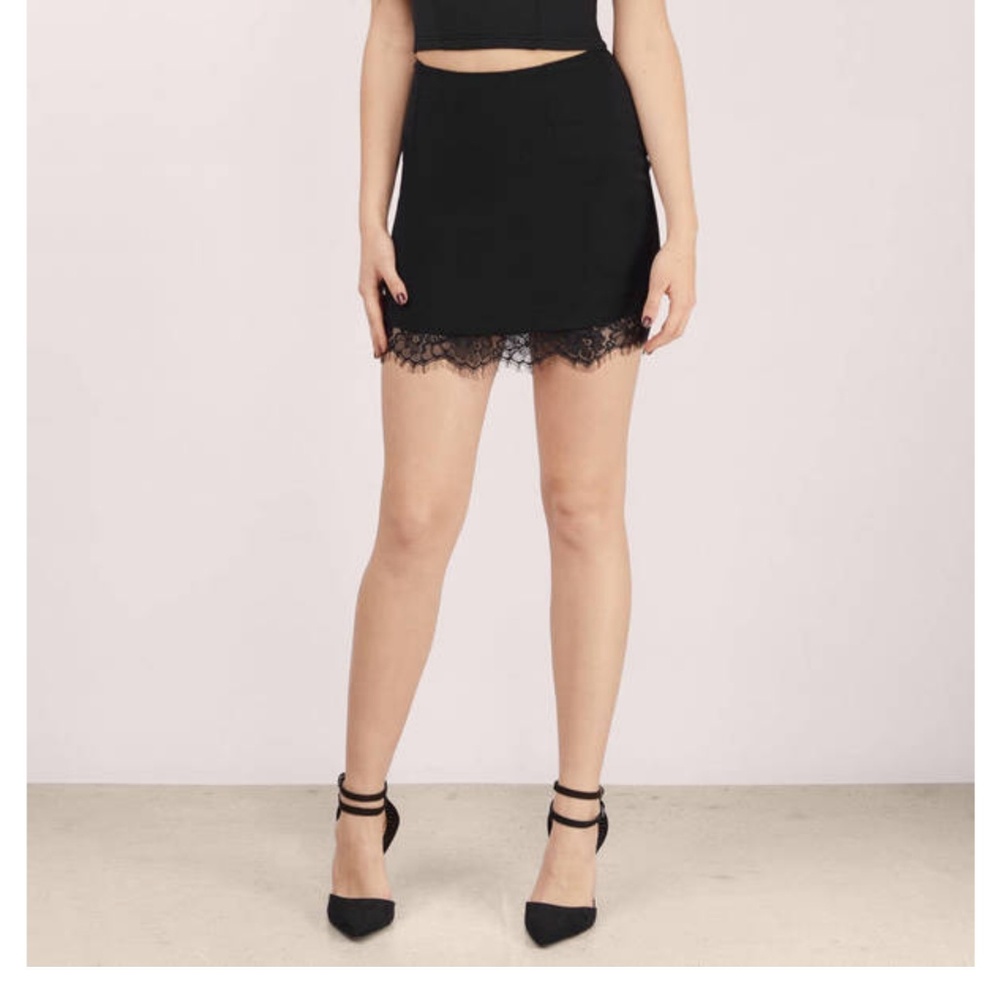 NWOT- MINi SKIRT- XS, Black, lace trimmed bottom